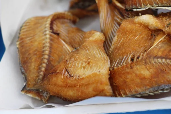 Il pesce fritto è saporito a cibo di strada — Foto Stock