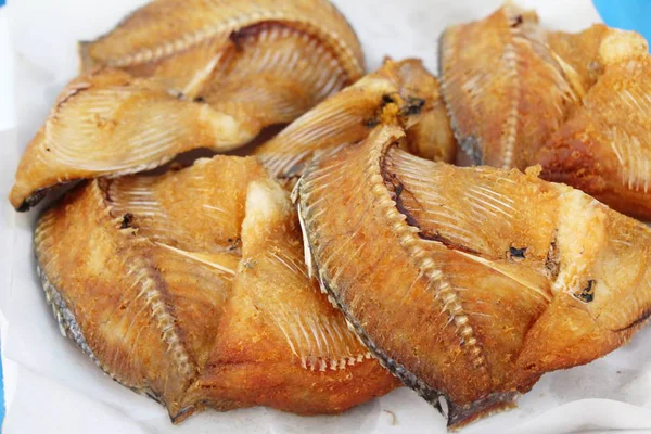 O peixe frito é saboroso na comida de rua — Fotografia de Stock