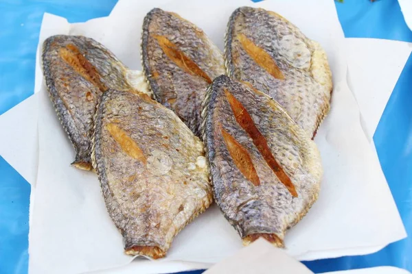 El pescado frito es sabroso en la comida callejera — Foto de Stock