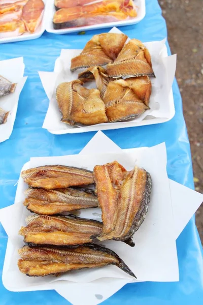 Смажена риба смачна на вуличній їжі — стокове фото