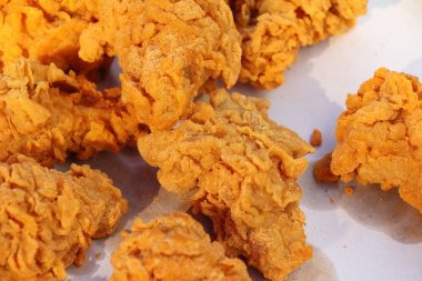 Kızarmış tavuk sokak gıda lezzetlidir