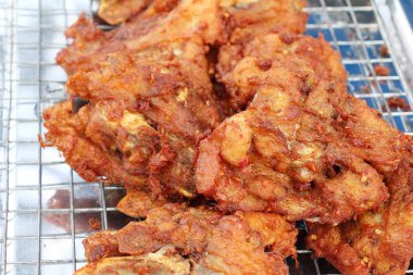 Kızarmış tavuk sokak gıda lezzetlidir