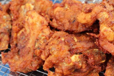 Kızarmış tavuk sokak gıda lezzetlidir