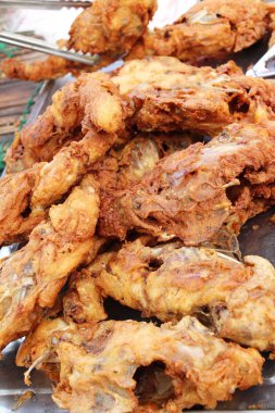Kızarmış tavuk sokak gıda lezzetlidir
