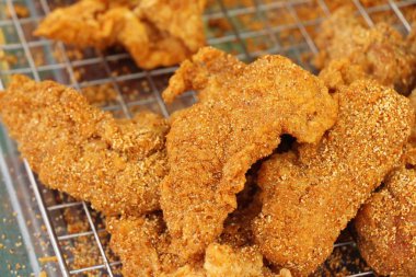 Kızarmış tavuk sokak gıda lezzetlidir