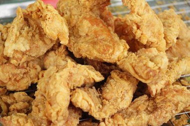 Kızarmış tavuk sokak gıda lezzetlidir