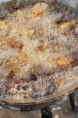 Kızarmış tavuk tavada lezzetlidir