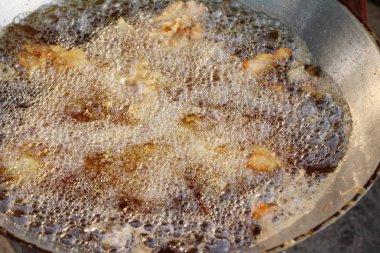 Kızarmış tavuk tavada lezzetlidir