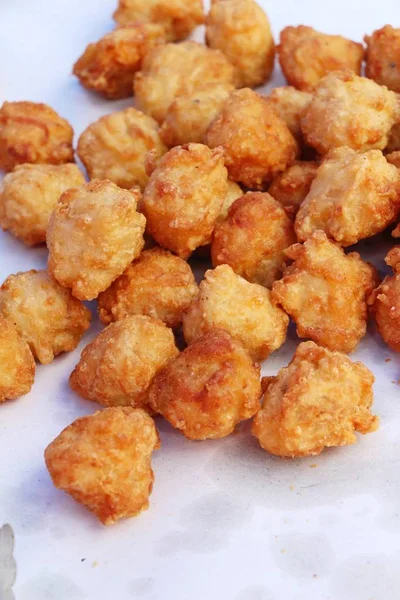 Nuggets de frango frito delicioso em comida de rua — Fotografia de Stock