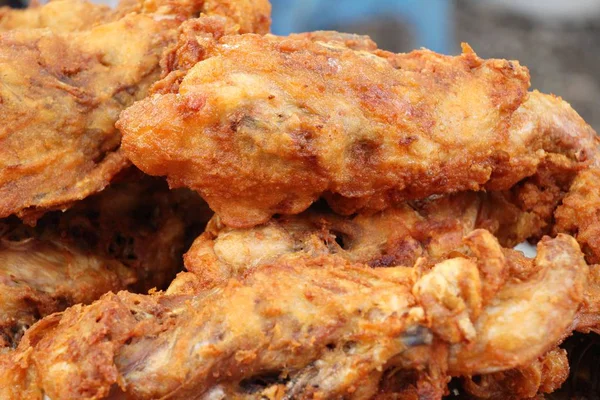 Жареная курица очень вкусна в уличной еде — стоковое фото