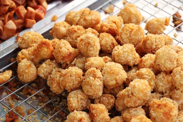 Crocchette di pollo fritte deliziose al cibo di strada — Foto Stock