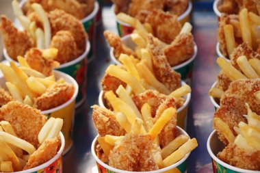 Patates kızartması ve kızarmış tavuk nuggets lezzetli