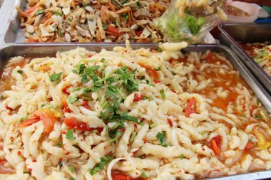 Baharatlı tavuk salatası sokak gıda lezzetli 