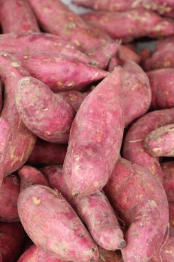 Pazarda yemek yapmak için taze yer elması.