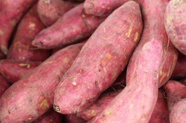 Pazarda yemek yapmak için taze yer elması.