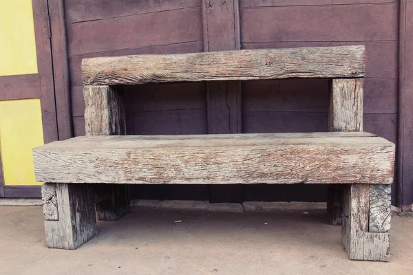 Holzstühle im Garten Vintage-Stil — Stockfoto