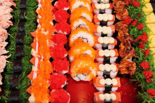 Smíšené roll sushi set lahodné, japonské jídlo — Stock fotografie