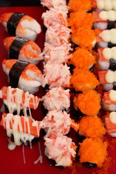 Smíšené roll sushi set lahodné, japonské jídlo — Stock fotografie