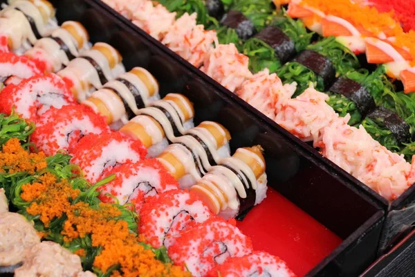 Set de sushi en rollo mixto deliciosa comida japonesa — Foto de Stock