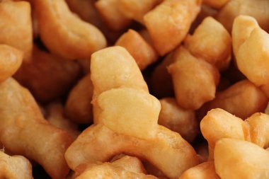 Derin kızarmış hamur lezzetli sopa içinde çarşı