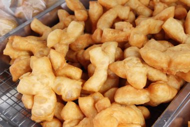 Derin kızarmış hamur lezzetli sopa içinde çarşı