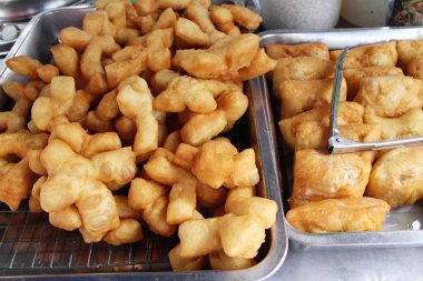 Derin kızarmış hamur lezzetli sopa içinde çarşı