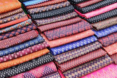 Tay sokak dükkanı güzelliğe kumaş çizgili