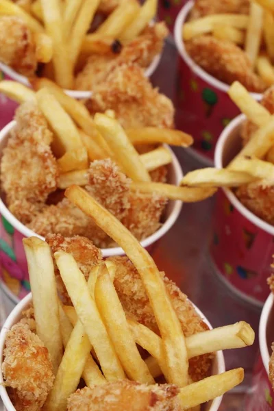 Batatas fritas e nuggets de frango frito delicioso — Fotografia de Stock