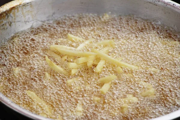 Maken van Franse frietjes is heerlijk in de pan — Stockfoto