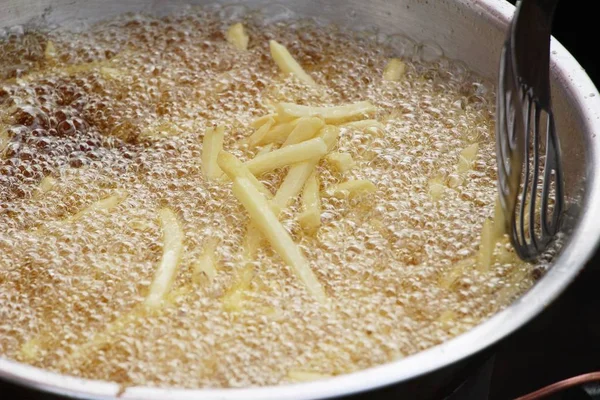 Att göra pommes frites är läckra i stekpanna — Stockfoto