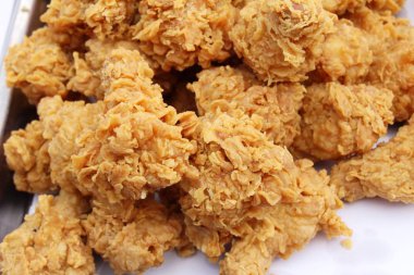 Kızarmış tavuk sokak gıda lezzetlidir