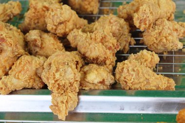 Kızarmış tavuk sokak gıda lezzetlidir