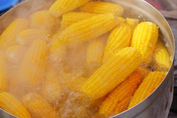 El forúnculo de maíz es delicioso en la comida callejera  ( —  Fotos de Stock