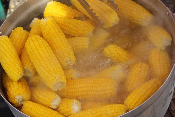 El forúnculo de maíz es delicioso en la comida callejera  ( —  Fotos de Stock