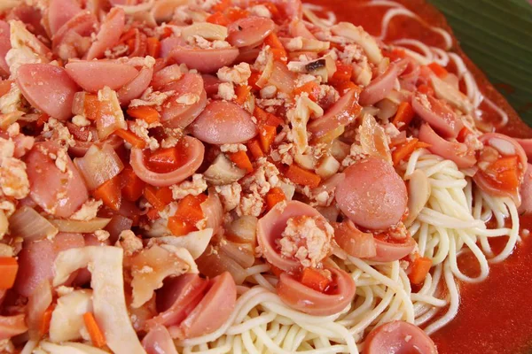 Spaghetti z wieprzowina zachwycający o Sprzedawcy uliczni — Zdjęcie stockowe