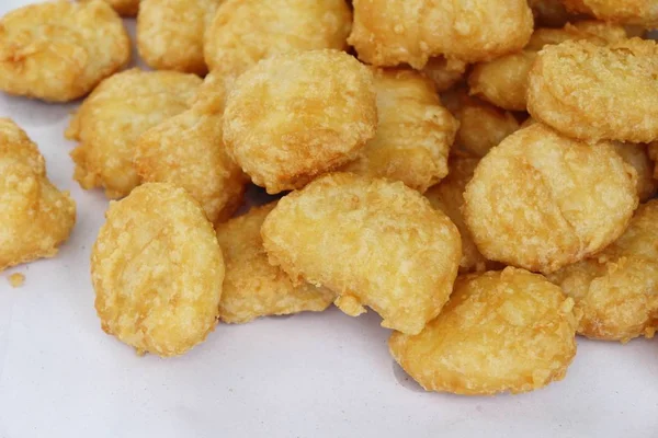 Nuggets de pollo frito deliciosos en la comida callejera —  Fotos de Stock