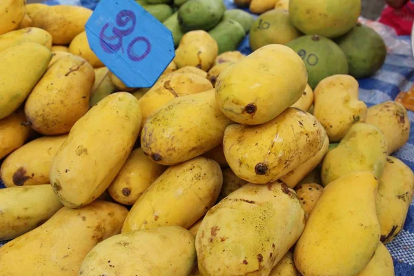 Fruta madura de mango deliciosa en la comida callejera — Foto de Stock