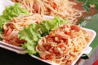 Spagetti sokak gıda lezzetli domuz eti ile