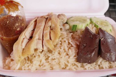 Tavuk sosu ile lezzetli haşlanmış pirinç