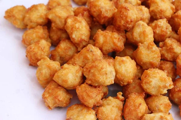 Nuggets de pollo frito deliciosos en la comida callejera Imágenes de stock libres de derechos