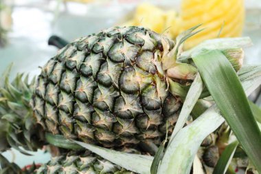 Taze ananas sokak yemeklerinde lezzetlidir.