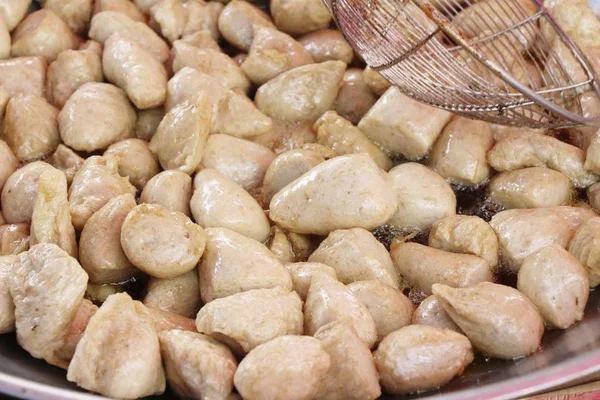 Gebakken gehaktballetjes is heerlijk op straat eten — Stockfoto