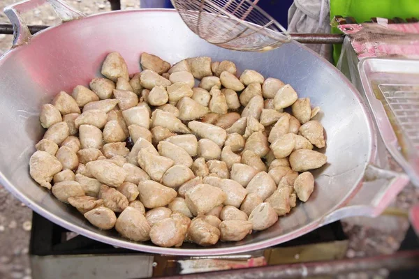 Almôndegas fritas é delicioso na comida de rua — Fotografia de Stock
