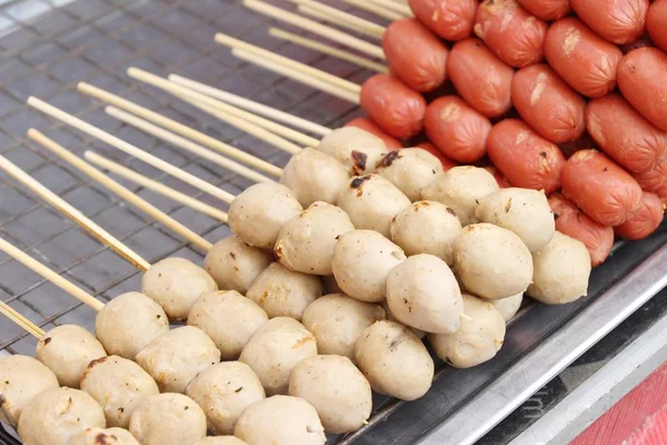 Gegrilde worst en gehaktbal op straat eten — Stockfoto