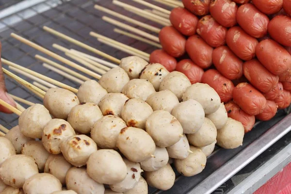 烧烤香肠和肉丸在街头食物 — 图库照片