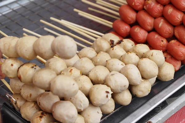 Sosis panggang dan bakso di jalan makanan — Stok Foto