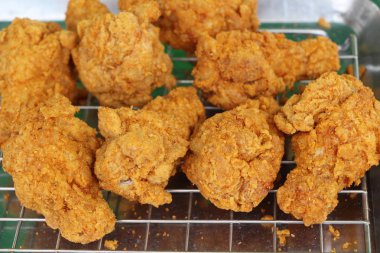 Kızarmış tavuk sokak gıda lezzetlidir