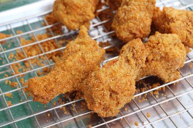 Kızarmış tavuk sokak gıda lezzetlidir