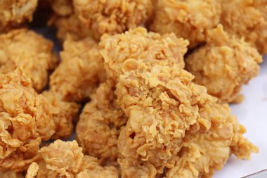 Kızarmış tavuk sokak gıda lezzetlidir