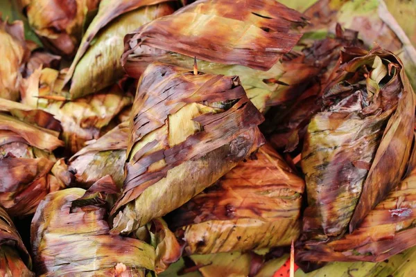 Arroz pegajoso grelhado no fogão no mercado — Fotografia de Stock